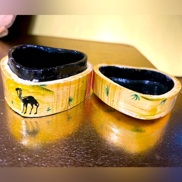 VINTAGE UNIQUE MEDITERRANEAN CAMEL & RIDER DESERT SCENE HEART SHAPED TRINKET BOX - Picture 7 of 10